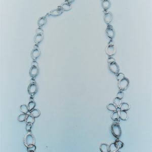Silver necklace with flower patern