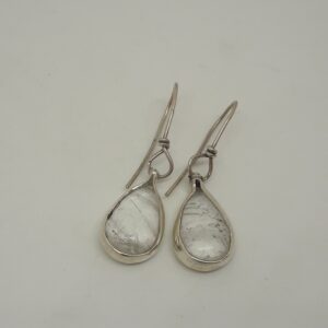 Earrings with quartz drop