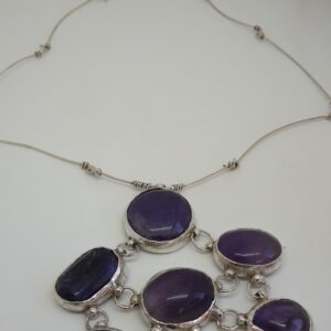 Necklace with seven amethysts.